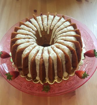 Receta de Bundt Cake de fresas con glaseado de chocolate blanco de fresas