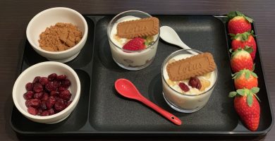 Receta de Vasitos de yogurt con fruta y galletas Lotus